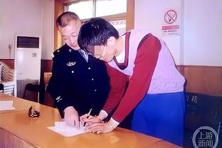 官方：热刺与17岁后卫詹姆斯-罗斯韦尔签下职业合同
